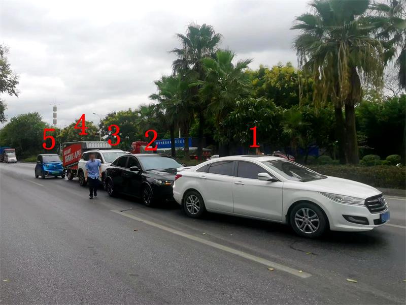 北外环路五辆车玩碰碰车事故认定来了